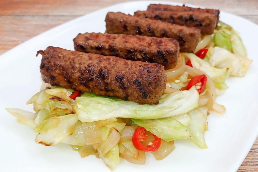 Gebratener, scharfer Spitzkohl mit Cevapcici