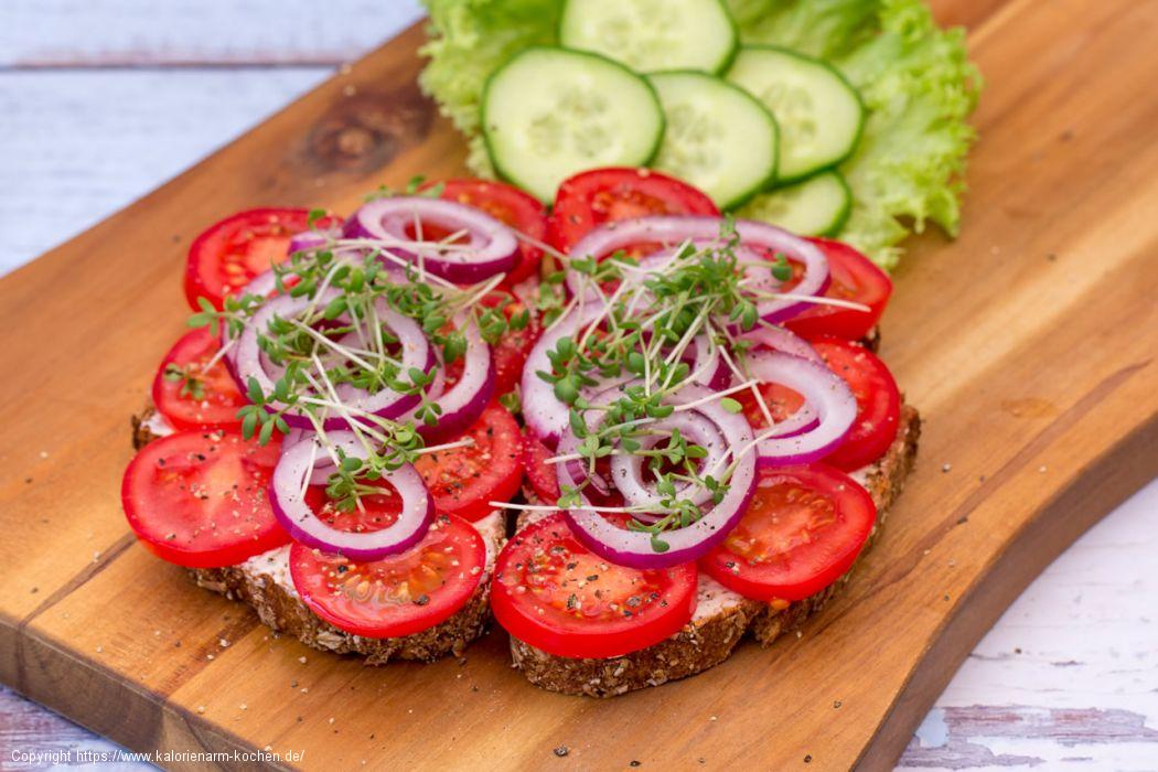Tomatenbrot mit Zwiebeln